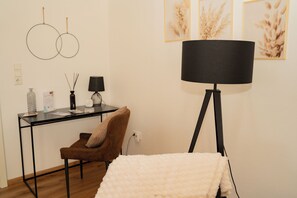 Interior - Light-flooded living oasis-fireplace, quiet, parking lot, 24/7 self check-in, 5 pers (Paderborn)