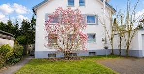 Exterior - Arrive & Feel at Home • Fireplace • calm • Parking Lot (Paderborn)
