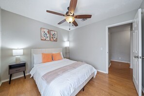 3 slaapkamers, een bureau, wifi, beddengoed