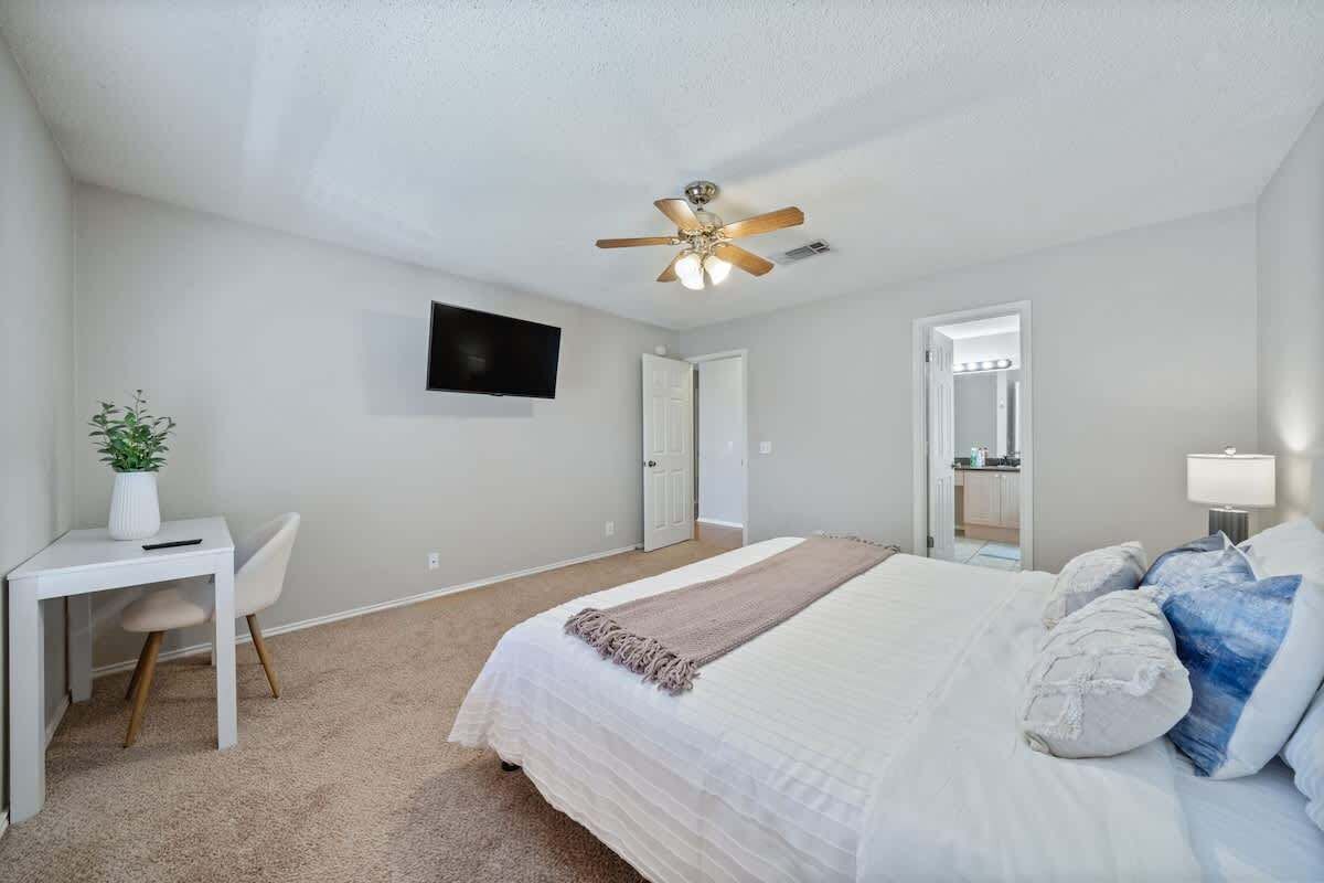3 bedrooms, desk, WiFi, bed sheets