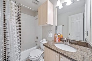 Shower, hair dryer, towels, shampoo - Cozy Round Rock Retreat 3BR Home Near Austin (Round Rock)