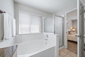 Dusche, Haartrockner, Handtücher, Shampoo