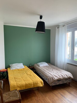 3 bedrooms, iron/ironing board, WiFi, bed sheets - House close to the center and the sea. (Guilvinec)