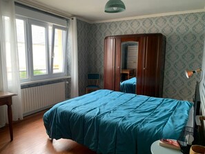 3 bedrooms, iron/ironing board, WiFi, bed sheets - House close to the center and the sea. (Guilvinec)
