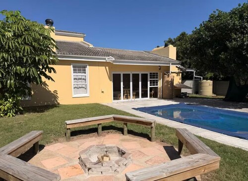 3 Bedroom, 2.5 bathroom home, 5 minutes from the beach, pet-friendly!