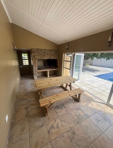3 Bedroom, 2.5 bathroom home, 5 minutes from the beach, pet-friendly!