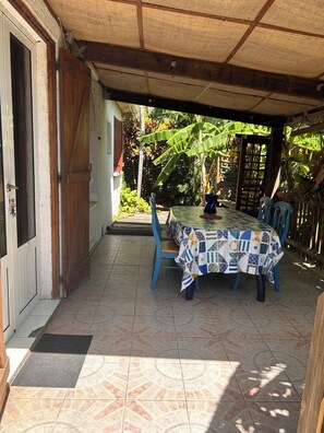Outdoor dining - Location T3 meublée - Duranta - Relaxing stay with swimming pool. (Saint-Louis)