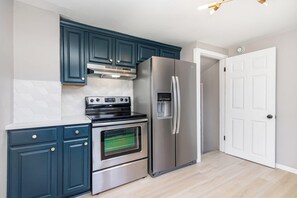 Private kitchen - Adorable 2-bedroom bungalow with a full basement in St. Joseph-30 days or more (St. Joseph)