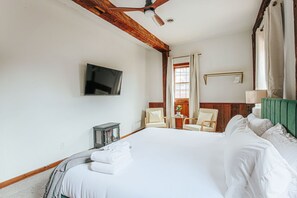 5 bedrooms, desk, free WiFi, bed sheets - Mill Estate | Historic 1849 Compound | Sleeps 13 (Vesuvius)