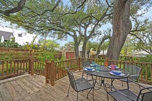 Outdoor dining - Park Free  Walk to SoCo  Ride to DT/UT/COTA (Austin)