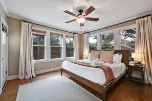 3 bedrooms, iron/ironing board, travel cot, free WiFi - Park Free  Walk to SoCo  Ride to DT/UT/COTA (Austin)