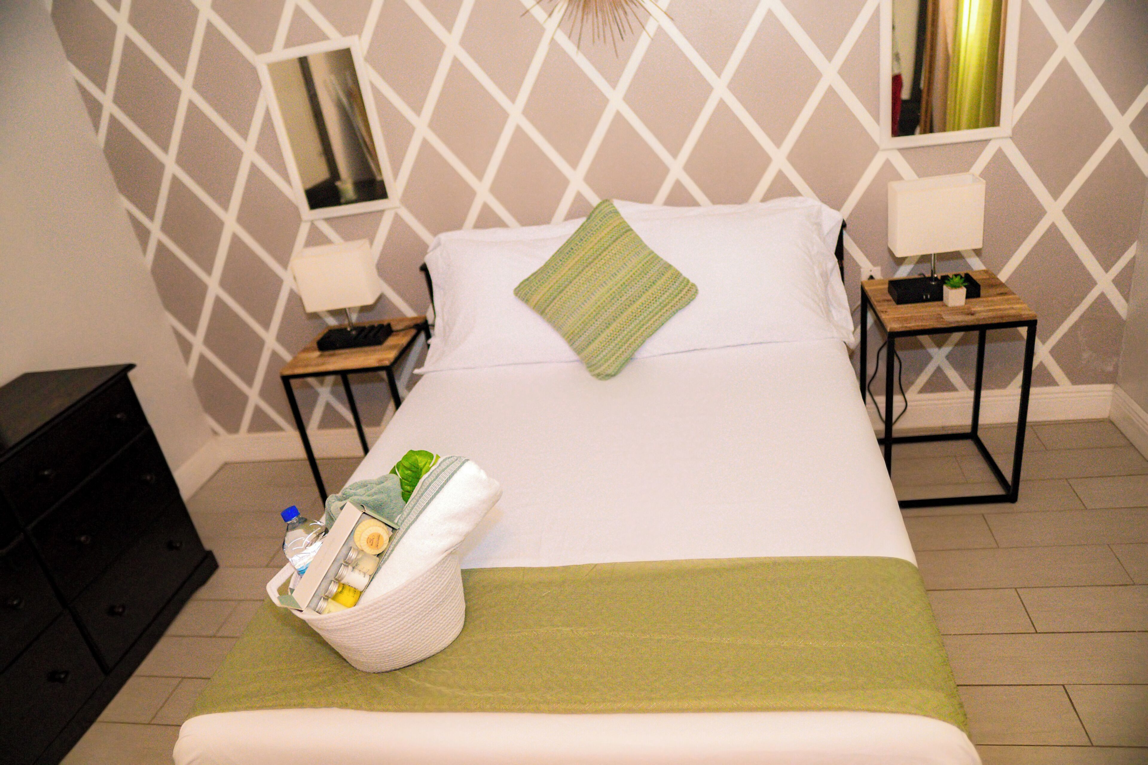 1 habitación, tabla de planchar con plancha, wifi gratis y ropa de cama 