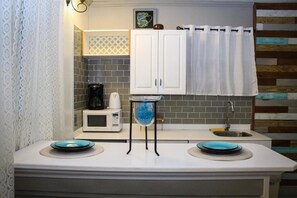 Private kitchen - Cozy 1-bedroom apartment in serene Sint Eustatius with AC (Sint Eustatius)