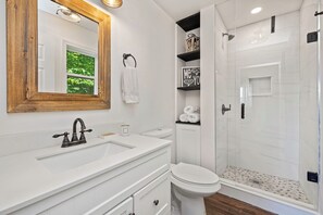 Shower, hair dryer, towels, soap - Luxury Cottage Compound in Parry Sound. Deep water docking and Sandy Beachfront! (Archipelago)