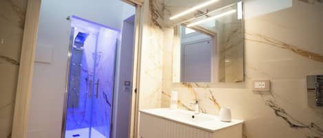 Douche, sèche-cheveux, bidet, serviettes fournies