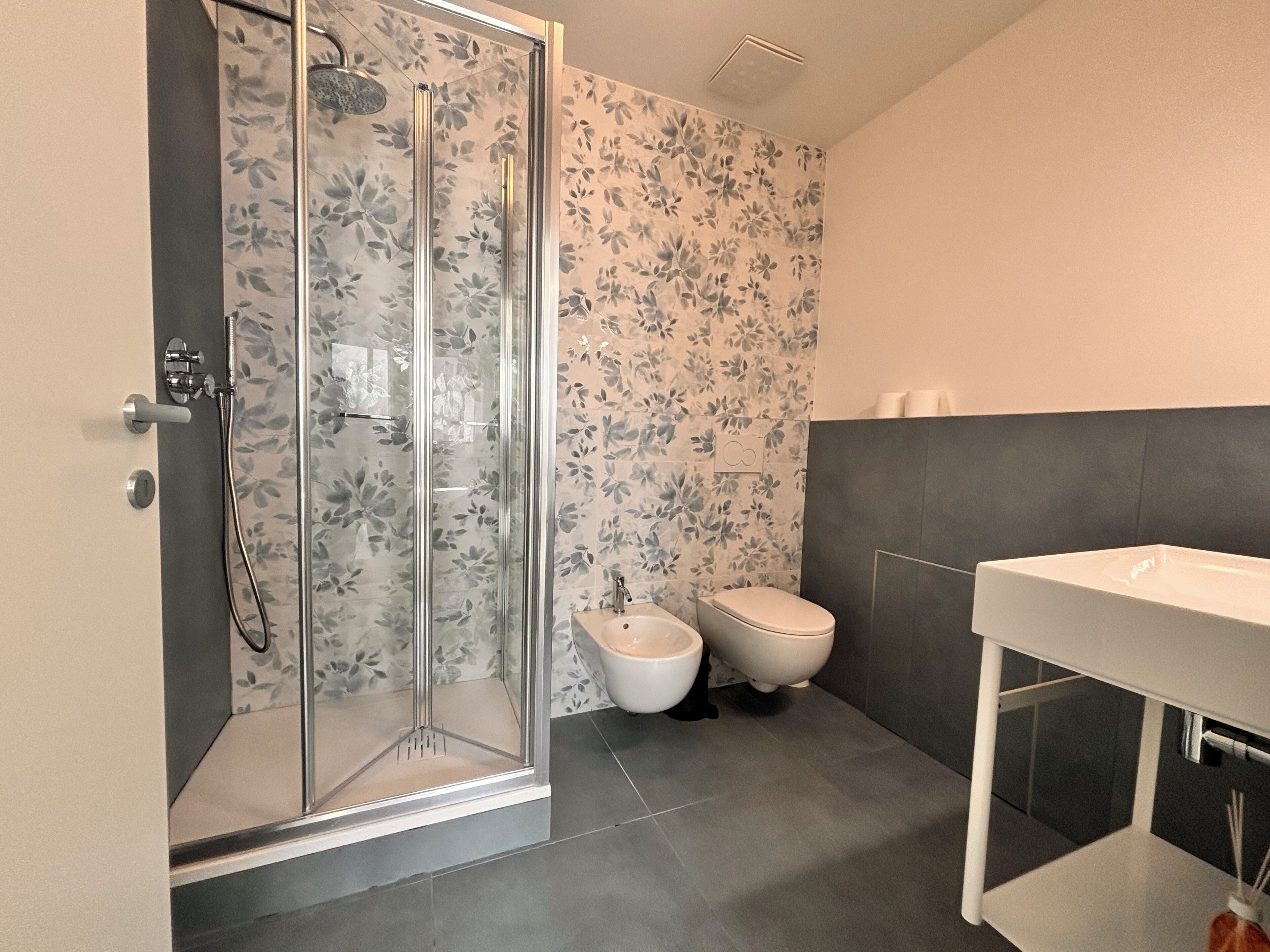 Douche, sèche-cheveux, bidet, serviettes fournies