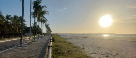 Beach nearby, white sand, 6 beach bars