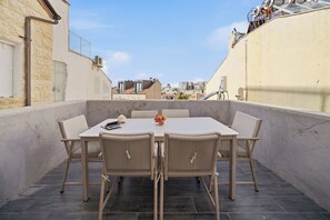 Outdoor dining - Vrbo Property (Jerusalem)