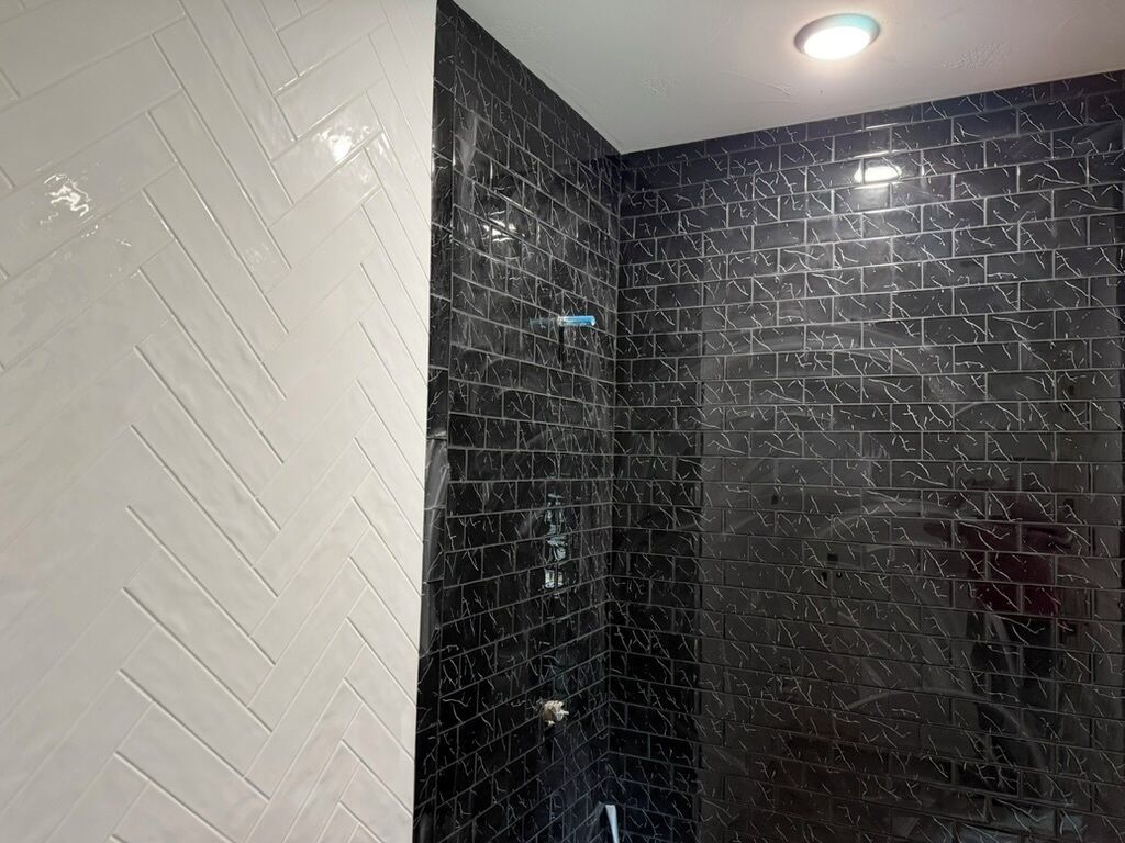 Douche, séchoir à cheveux, serviettes fournies, savon