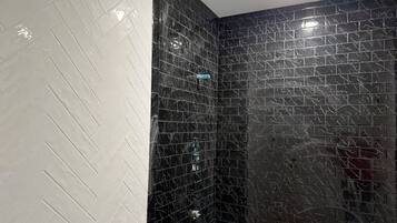 Douche, séchoir à cheveux, serviettes fournies, savon
