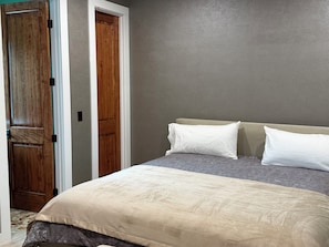 4 bedrooms, WiFi (free), bed sheets - Luxury Giraffe experience in our luxurious 4 bedroom solar powered Giraffe House (Lometa)