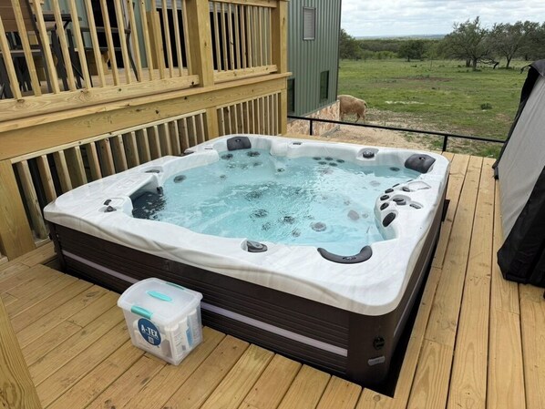 Outdoor spa tub