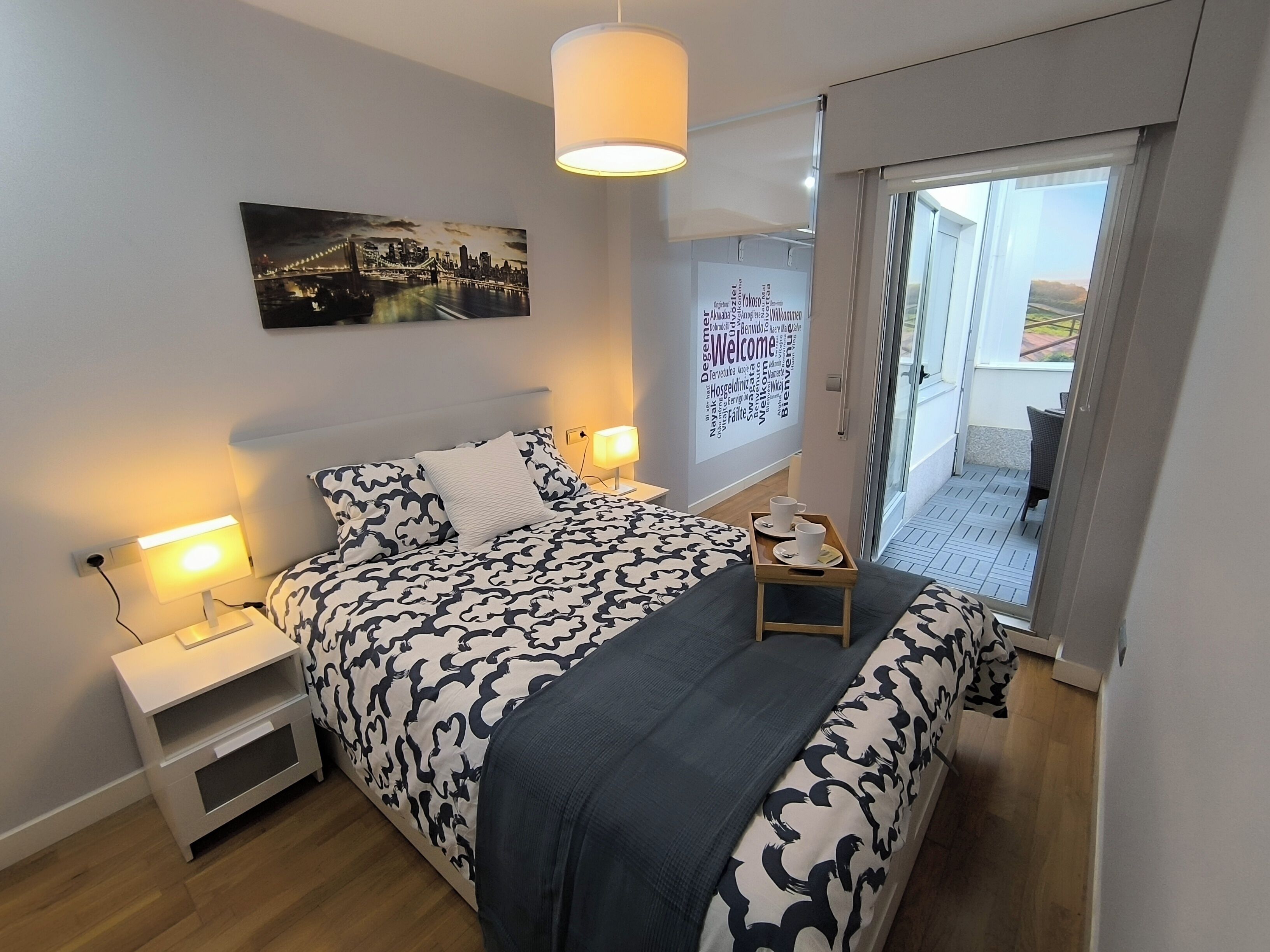 1 chambre, fer et planche à repasser, lit de bébé portatif