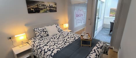 1 chambre, fer et planche à repasser, lit de bébé portatif