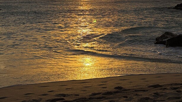 A sunset over the ocean with a ship in the distance and a beach in the foreground. - Near Beach 2BR Private Backyard, Grill & Laundry (Pelican key)