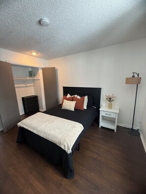 1 bedroom, WiFi, bed sheets - Modern Cozy Retreat. Close to World Cup Matches and Events!! (Shawnee)