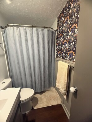 Towels, soap, toilet paper - Modern Cozy Retreat. Close to World Cup Matches and Events!! (Shawnee)