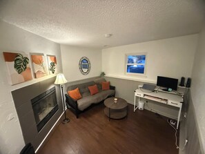 TV - Modern Cozy Retreat. Close to World Cup Matches and Events!! (Shawnee)