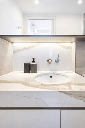 Bathroom - Luxury Penthouse Living With Stunning Balcony (West Melbourne)