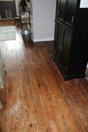 Interior - A cozy cottage on a small hobby farm a reasonable distance from US I-75 (Mount Vernon)