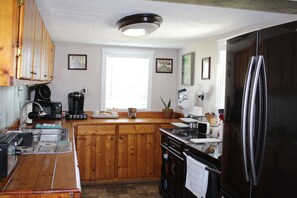 Private kitchen - A cozy cottage on a small hobby farm a reasonable distance from US I-75 (Mount Vernon)