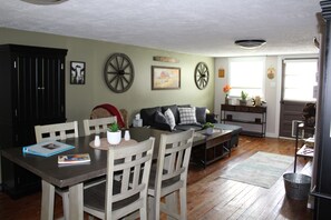 Interior - A cozy cottage on a small hobby farm a reasonable distance from US I-75 (Mount Vernon)