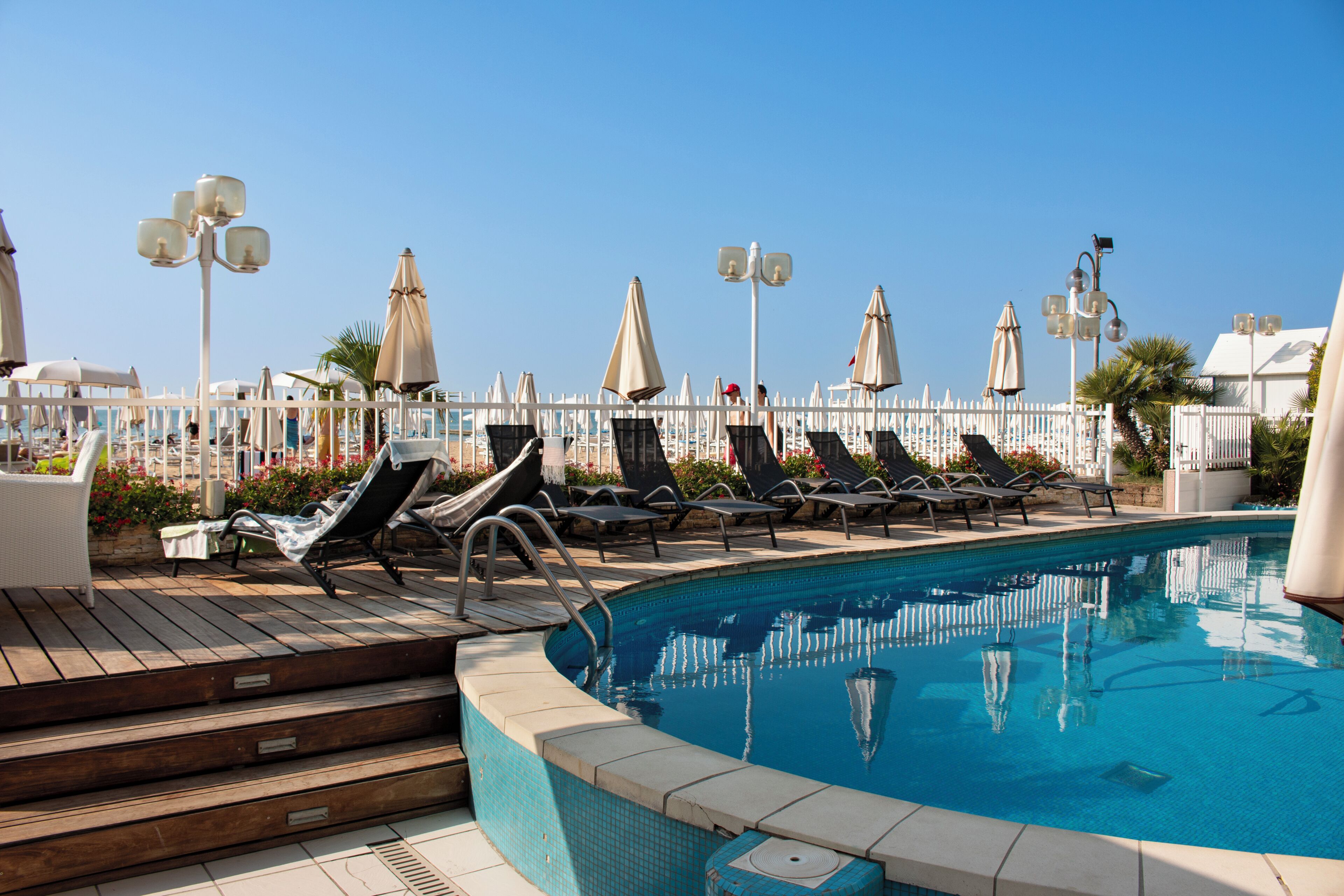 Una piscina al aire libre de temporada