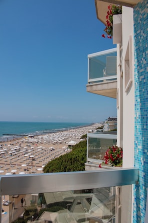 A balcony with a view of a beach and the sea. - Hotel Rivamare Jesolo (Jesolo)