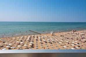 A beach with numerous umbrellas and sun loungers. - Hotel Rivamare Jesolo (Jesolo)