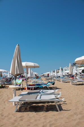 Private beach, white sand, 2 beach bars - Hotel Rivamare Jesolo (Jesolo)