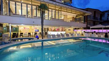 Bar junto a la piscina