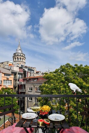 Outdoor dining - Galata Tower at Your Fingertips Private (Istanbul)