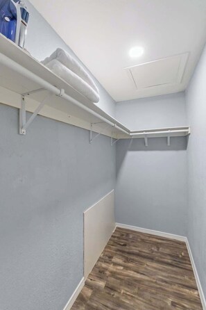 Ein Eckzimmer mit Holzboden, weißen Wänden und einer weißen Decke.