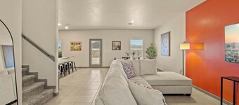 3BR 2.5BA Modern Farmhouse • King Bed • Smart TVs