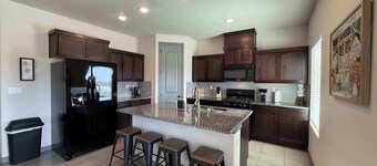 3BR 2.5BA Modern Farmhouse • King Bed • Smart TVs