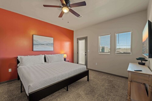 3BR 2.5BA Modern Farmhouse • King Bed • Smart TVs