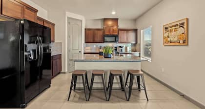 3BR 2.5BA Modern Farmhouse • King Bed • Smart TVs