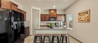 3BR 2.5BA Modern Farmhouse • King Bed • Smart TVs