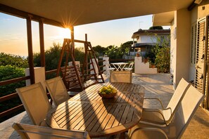 Outdoor dining - Veranda Vincenzi - Spacious apartment with veranda ideal for families (Cava D'aliga)