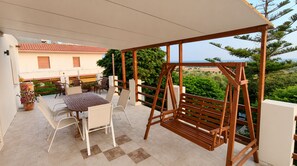 Outdoor dining - Veranda Vincenzi - Spacious apartment with veranda ideal for families (Cava D'aliga)